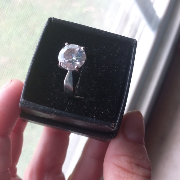 Silver round stone ring size 8 or 8 1/2 - Picture 2 of 5
